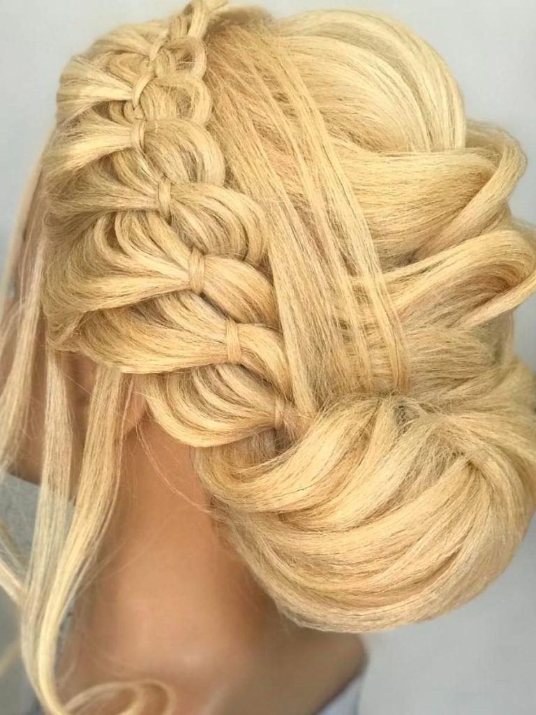 Hochsteckfrisur Elegante, geflochtene Hochsteckfrisur in platinblond.