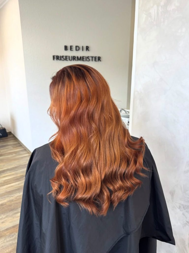 Langes, gewelltes, blond-gefärbtes Haar.